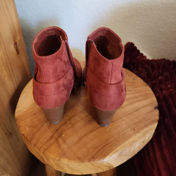 Boots - Picture 4 of 6